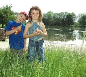 
              <p class="artikelinhalt">Julian (6) aus der Nähe von Erfurt und Melissa (6) aus Wilthen sind zurzeit mit ihren Muttis zur Erholung in Grünhain. Doch im Naturbad ist selbst das Planschen mit den Füßen gefährlich, weil viele Scherben im Wasser liegen.</p>
            