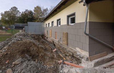 Während im Inneren des Tierheims "Neu Amerika" vier neue Hundezimmer entstehen, sollen auch die dazugehörigen Außenzwinger erneuert werden. Dabei braucht der Betreiberverein noch Unterstützung. 
