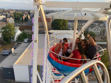 Auch die jungen Leute aus Indien finden die Fahrt mit dem Riesenrad klasse.