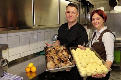 Mirko Gnitka und Carolin Klemm vom Landhotel Rittersgrün haben wieder leckeres Essen an Kinderheime geliefert.