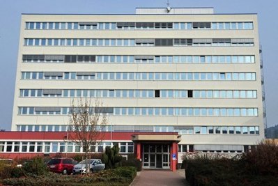 Nach der Aufdeckung der rechtsextremen Zwickauer Zelle ist der Ruf nach institutionellen Reformen lauter geworden. Der Grünen-Bundestagsabgeordnete Hans-Christian Ströbele forderte in der "Rheinischen Post" eine grundsätzliche Überprüfung der Arbeit des Verfassungsschutzes im rechtsextremen Bereich.