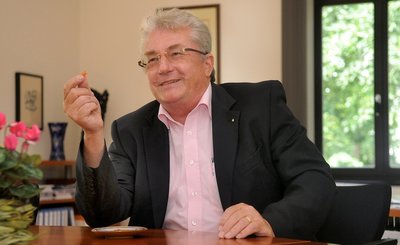 Rektor Lothar Otto sammelt die Schnipsel seines Bandmaßes, welches seine Frau gern für den Zweck zur Verfügung stellte. Die Tage bis zur Amtsübergabe werden so von ihm schon lange gezählt.