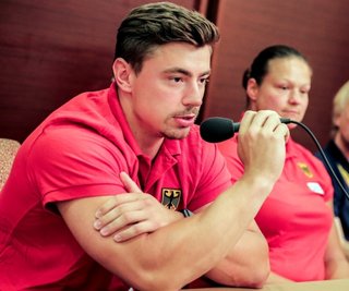 David Storl bei der DLV-Eröffnungspressekonferenz in Peking. Im Hintergrund Christina Schwanitz.