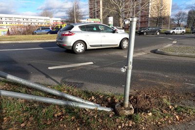 Der Hyundai rammte bei dem Unfall auch ein Geländer.