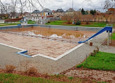 Im Gersdorfer Sommerbad - der Schnappschuss stammt aus diesem Frühjahr - hat sich seit der Überschwemmung im August 2022 noch nicht viel getan. Für die Schwimmerinnen und Schwimmer von Blau-Weiß heißt das: Nicht nur die diesjährige Freiluftsaison ist im Eimer. 