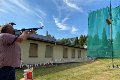 Joachim Strauß beim finalen Schuss: Vom Adler ist schon nicht mehr viel übrig. Federn und Kopf wurden abgeschossen. In diesem Moment krachte auch der Rest: Sieger!