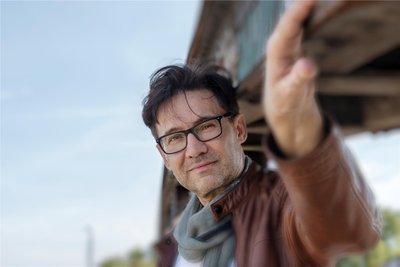 Daniel Gräfe hat zum Thema seines ersten Romans eine Ost-West-Beziehungsgeschichte von europäischen Dimensionen gemacht. Anfang des Jahrtausends bei der „Freien Presse“ in Chemnitz als Redakteur tätig, arbeitet er heute für die „Stuttgarter Nachrichten“.