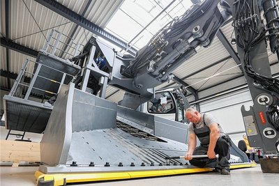 Mit filigranem Werkzeug hat Mirko Gläß nichts am Hut: Mit einem großen Drehmoment-Schlüssel dreht er an den Muttern eines voll elektrisch angetriebenen XXL-Tunnelladers, weltweit dem ersten dieser Art überhaupt. Über mehrere Monate hinweg hat der Prototypenbauer bei IMK engineering an der Jagdschänkenstraße am TL2000 mit gebaut. Das sei manchmal anstrengend gewesen, das Ergebnis mache ihn aber stolz, so der 52-Jährige.