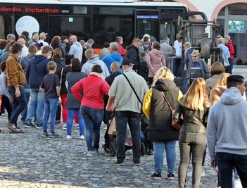 Andrang vor dem Impfbus des Deutschen Roten Kreuzes auf dem Markt in Glauchau. Vor allem die Nachfrage nach Zweitimpfungen war hoch.