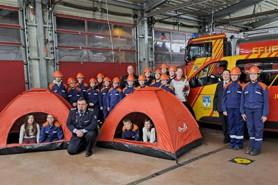 Die Glauchauer Jugendfeuerwehr mit ihren neuen Zelten.