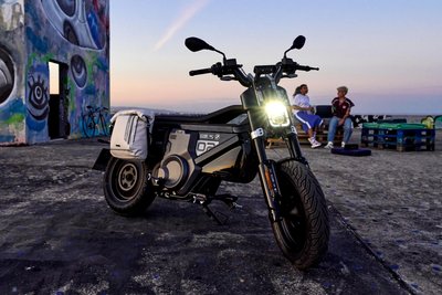 Elektrische Sause: Der BMW CE 02 ist halb E-Roller und halb Leichtkraftrad – genau richtig für urbane Hipster.