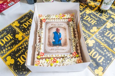 Zum 100. Geburtstag von Werner Brockhaus in Lauter gab es eine wunderschöne Torte.