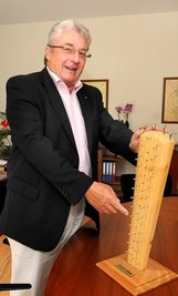 Die Keule steht symbolisch für das Ergebnis seiner ersten Wahl zum Rektor im Jahr 2006.
