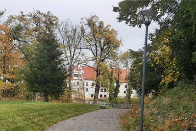 So präsentiert sich der neue Schlossparkweg in Glauchau. Im Hintergrund ist das Schloss zu erkennen.