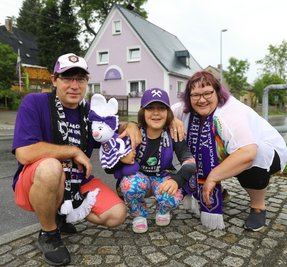 Aue-Fans durch und durch: Christina (30), Lea (8) und Mario Poller (39) haben den Wiederaufstieg fest im Blick. Durch seine Frau hat der Familienvater einst die Liebe zu den Veilchen entdeckt. Für das Heimspiel des FCE gegen den SV Wehen Wiesbaden am 14. August kommen die Neudorfer extra einen Tag eher aus dem Urlaub. 