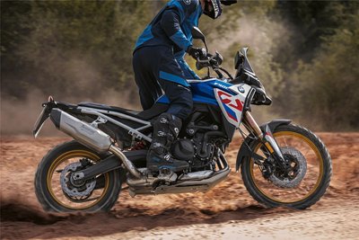 Dreckspatz: Die BMW F 900 GS fühlt sich im Gelände zuhause. Konkurrenten: die Yamaha Ténéré 700 World Rally und die Aprilia Tuareg 660.
