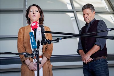 Verkünden den weiteren Verlauf der Sondierungsgespräche: Annalena Baerbock und Robert Habeck von Bündnis 90/Die Grünen. 