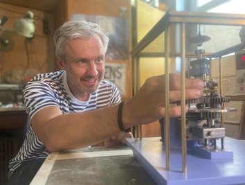 Robert Frenzel in seinem Element. Er baut an "Sein Auftritt", eine Mechanik bewegt endlos einen Kreisel. 