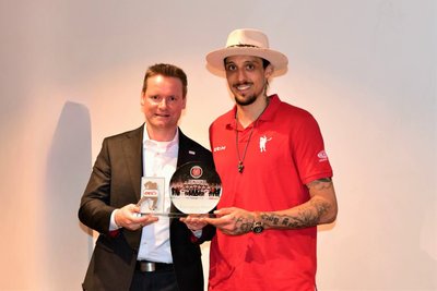 Kapitän Patrick Pohl erhält den Pokal von DEL2-Chef René Rudorisch.