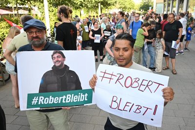 Im Juli demonstrierten Freunde und Unterstützer von Robert Azirovic gegen dessen Abschiebung. Der sächsische Innenminister stoppte diese daraufhin.