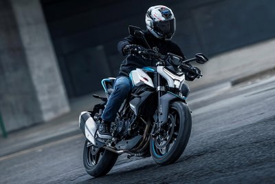 Die Chinesen kommen: CFMoto versucht sich mit dem Naked Bike 450NK in der umkämpften Mittelklasse. Der Kaufpreis ist eine Kampfansage.