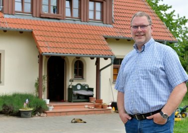 Markus Buschkühl vor seinem Haus in Gotthelffriedrichsgrund. 