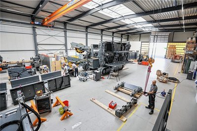 Nach einer firmeninternen Vorstellung der neuen Maschine am letzten Septembertag wurde die Maschine zerlegt ...