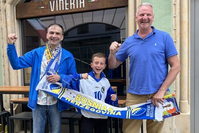 Bosnische Fans in Zwickau (v. l.): Mladen Lovrinovic, Matteo und Siniša Lazic freuen sich aufs Auftaktspiel ihrer Heimatelf gegen Kanada am Freitagabend.