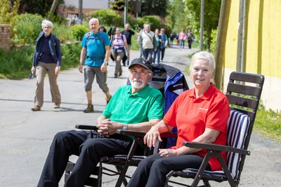 Keine Zuschauer, sondern Streckenposten: Karin und Wolfgang Ehrhardt haben den Wanderern in Unterlosa den richtigen Weg gewiesen.