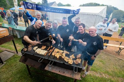 Das Serviceteam vom SV Concordia legte reichlich Fleisch auf den Grill.