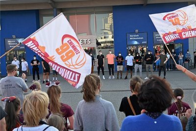 Nach dem Spiel feierten die Fans die Mannschaft auf dem Parkplatz vor der Messe. 