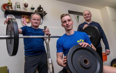 Generationenübergreifender Kraftsport beim AC Rochlitz: Karl-Heinz Wachler, Sören Beyer und Frank Hellmich (v. l.) nutzten auch während des Lockdowns oft ihren in den 1960er-Jahren selbst gebauten Trainingsraum neben der Rochlitzer Grundschule. 