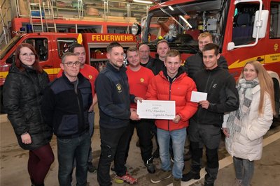 Mitglieder des Jugendklubs Eibenstock haben den Feuerwehrleuten eine Spende von 2000 Euro übergeben. Zusammengekommen war das Geld beim Postplatzfest, bei dem sich die Jugendlichen mit einem Getränkeausschank und einem Musikwagen beteiligten.