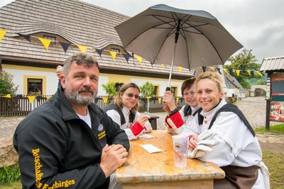 Die Mitglieder des Musikkorps Olbernhau ließen sich beim Fest anlässlich des Welterbe-Jubiläums auf dem Gelände der Saigerhütte in Olbernhau von Regenschauern ebenso wenig den Spaß verderben wie die Besucherinnen und Besucher.