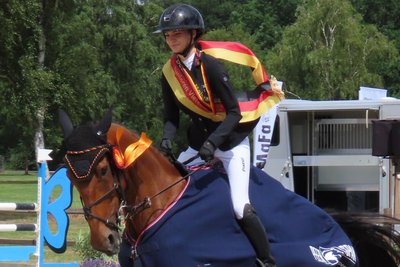 Pita Schmid und ihre Stute Favorita V triumphieren hier bei der Deutschen Jugendmeisterschaft in Luhmühlen. Nun geht es zur EM.
