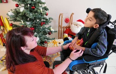 Schulbegleiterin Franziska Grünberg, hier in der weihnachtlich geschmückten Schule, ist für Max schon fast so etwas wie ein Familienmitglied. 
