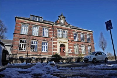 An der Bebelschule in Oberhohndorf stehen ab Juni Arbeiten unter anderem an Fassade, Dach und Sanitäranlagen an. 