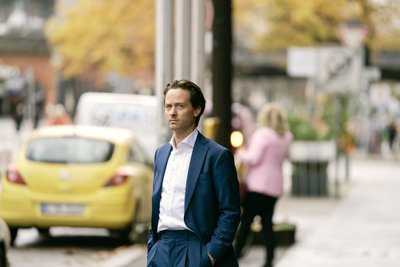 Tom Schilling als Anwalt Diemel: Sieht so ein Serienmörder aus?