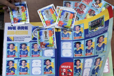 Die Panini-Sticker sind in Bosnien heiß begehrt. Die Läden kommen gar nicht nach mit Nachbestellen.
