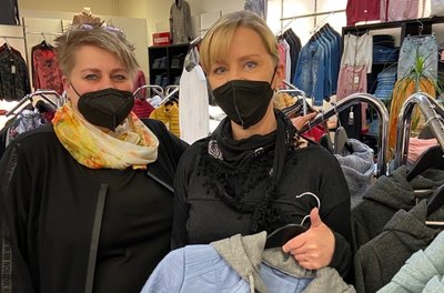 Bezeichnen das Einkaufsverhalten der Kunden derzeit als eher verhalten: Mandy Schalek-Richter (links), Centermanagerin des Lugauer Paletti-Parks, und Geschäftsinhaberin Iris Feller. 