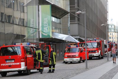 Polizei und Feuerwehr sind am Sonntag vor der Galeria Kaufhof in Chemnitz in Alarmbereitschaft gewesen.