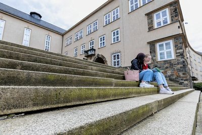 Die Treppe am Pestalozzi-Gymnasium ist markant, sie ist beliebter Fotopunkt und lädt zum Sitzen ein. Bald wird sie erneuert. 