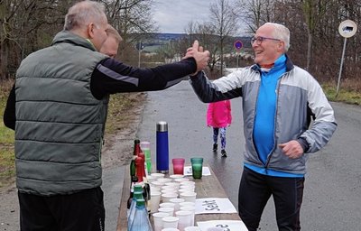 Silvesterlauf-Organisator Ulrich Reinel (rechts) läuft stets mit und begrüßt hier René Ebert und Jens Petri an deren Getränkestützpunkt. 