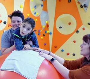 Schulbegleiterin Franziska Grünberg, hier in der weihnachtlich geschmückten Schule, ist für Max schon fast so etwas wie ein Familienmitglied. 