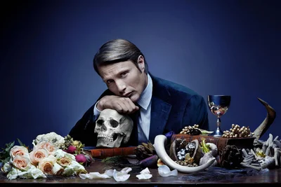 Mads Mikkelsen als Dr. Hannibal Lecter in der Serie „Hannibal“. Abstoßend wirkt er nicht ...