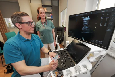 Nils Schmuck und Tabea Moormann werten ein Ultraschallbild aus. Schmuck leitet die urologischen Praxen des MVZ „praxisnah“. Vier Urologen gehören zum Team. Moormann war vorher Oberärztin am Helios-Klinikum Plauen.