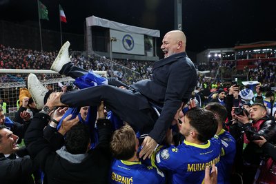 31. März: Bosnien-Herzegowina schlägt Italien. Trainer Sergej Barbarez wird gefeiert.