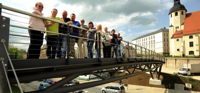 Leute auf dem neuen Stadtsteg