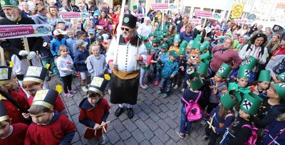 Höhepunkt der Kleinen Bergparade war das gemeinsame Singen des Steigerlieds der mehr als 300 Freiberger Kinder. 