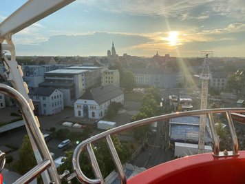Blick in Richtung Innenstadt mit Petrikirche und Nikolaikirche.